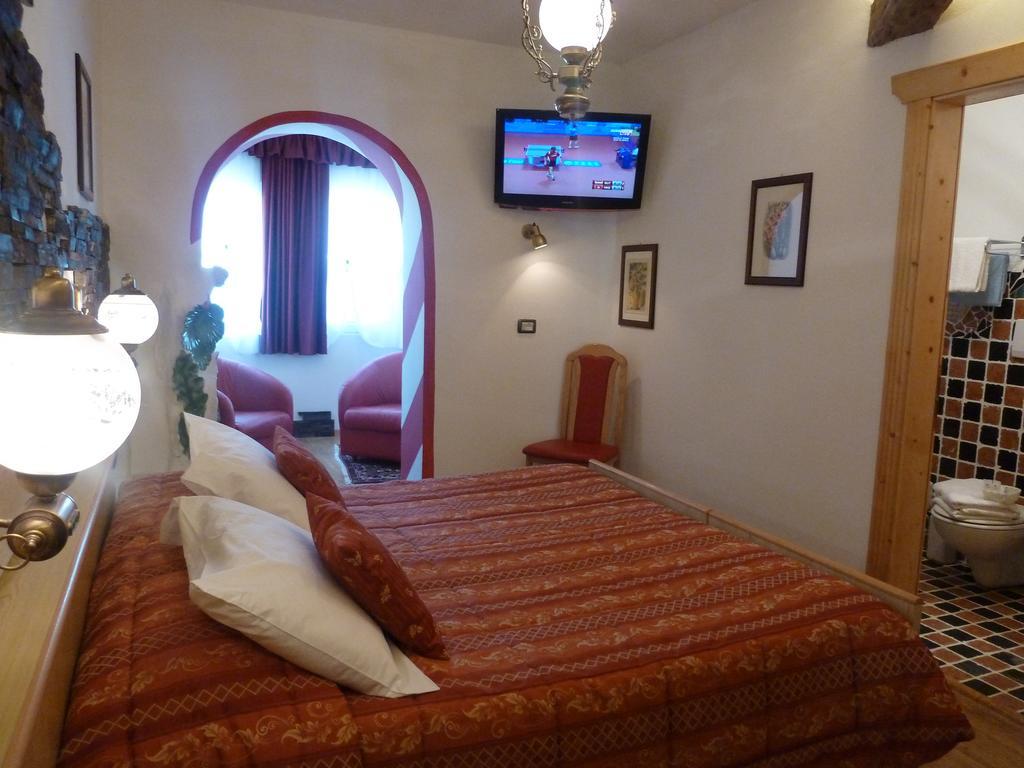 Hotel Ancora Castello-Molina di Fiemme Rum bild